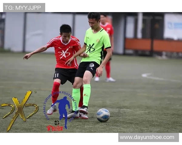 当红足球球星兼职送快递引发热议球迷纷纷感叹人生百味