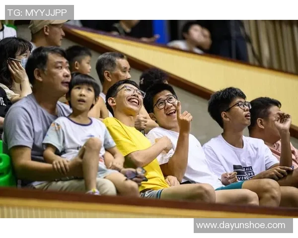 当红明星现场偶遇绿茵巨星热情互动引发球迷与粉丝的热烈关注